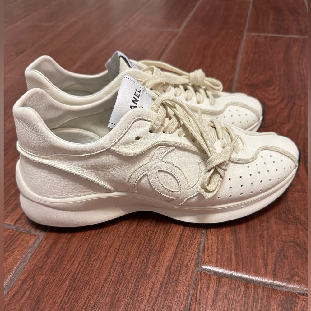 CHANEL Cruise 2024/2025 Blanc Veau leather Sneakers Sz 40